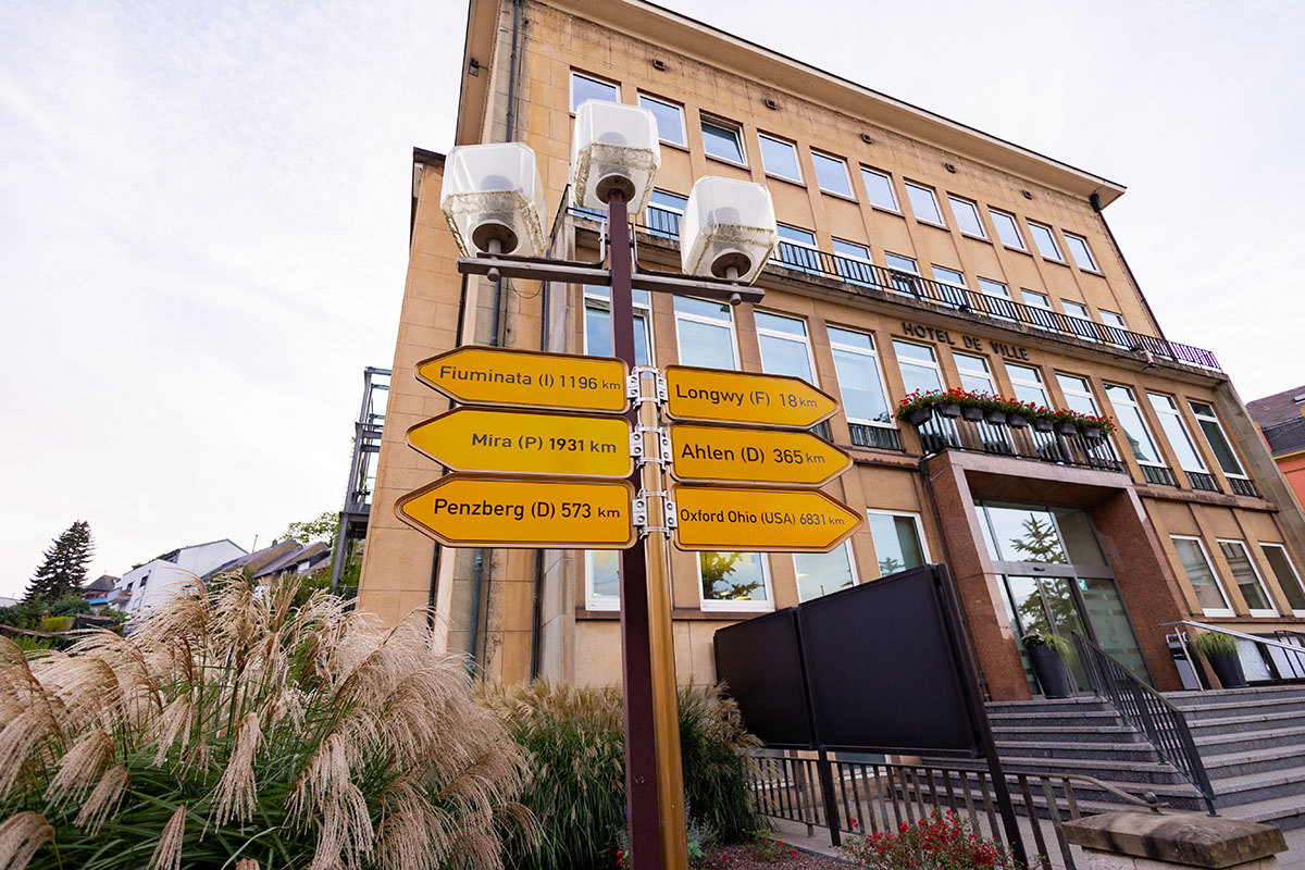 A directional sign in Differdange showing the distance to Oxford